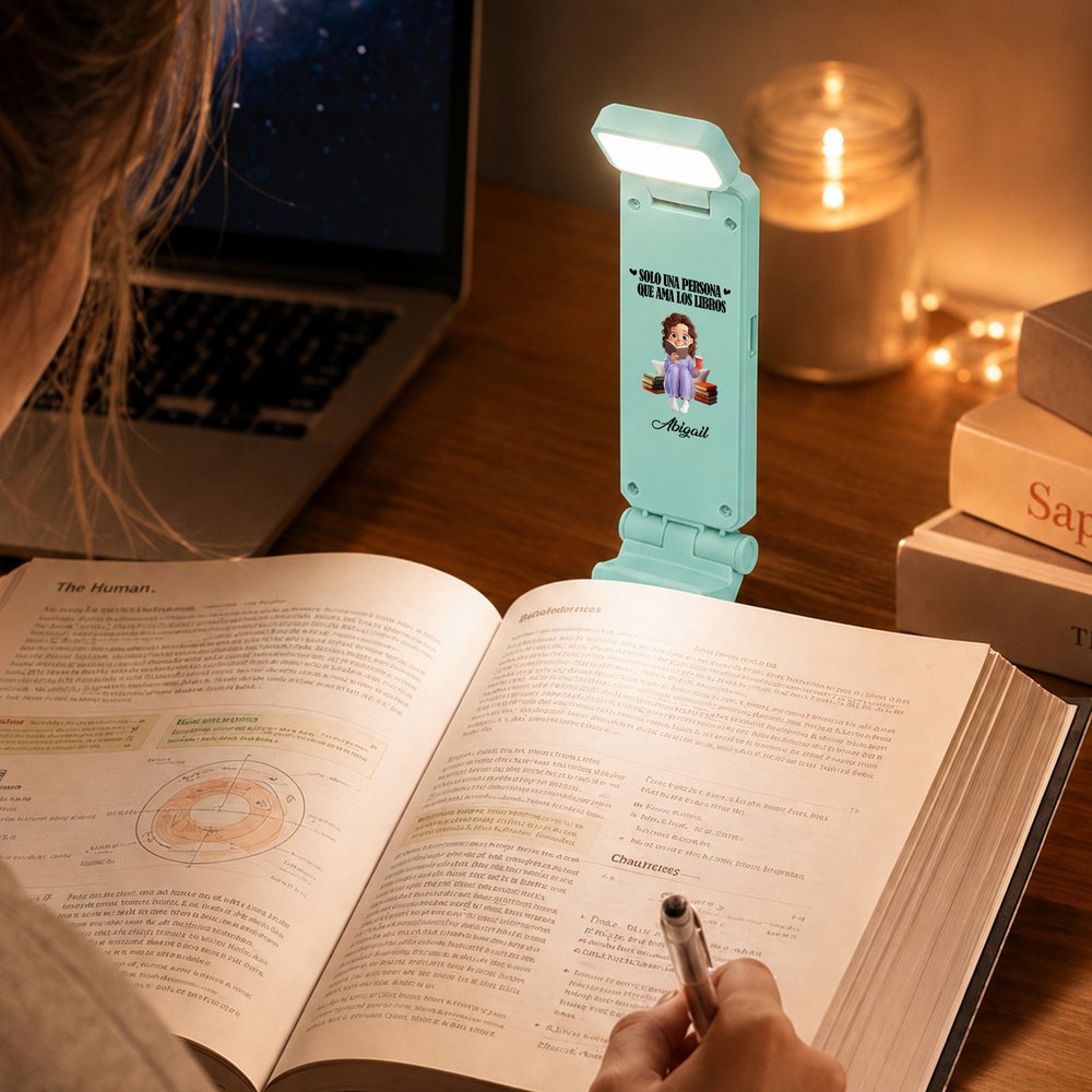 Luz de lectura personalizada con personaje de dibujos animados nombre y texto LED de 3 colores regalo de cumpleaños para amantes de libros 3