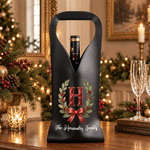 Bolsa protectora para vino personalizada de cuero sintético con inicial, estilo «Red Velvet» y lazo de acebo; regalo navideño con texto para un amante del vino, familiar o amigo 1