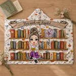 Personalisierte Cartoon-Figur Kapuzendecke | mit Geburtsblume & Name | Weiche Lesedecke zum Hineinkuscheln | Geburtstagsgeschenk für Leseratten 4