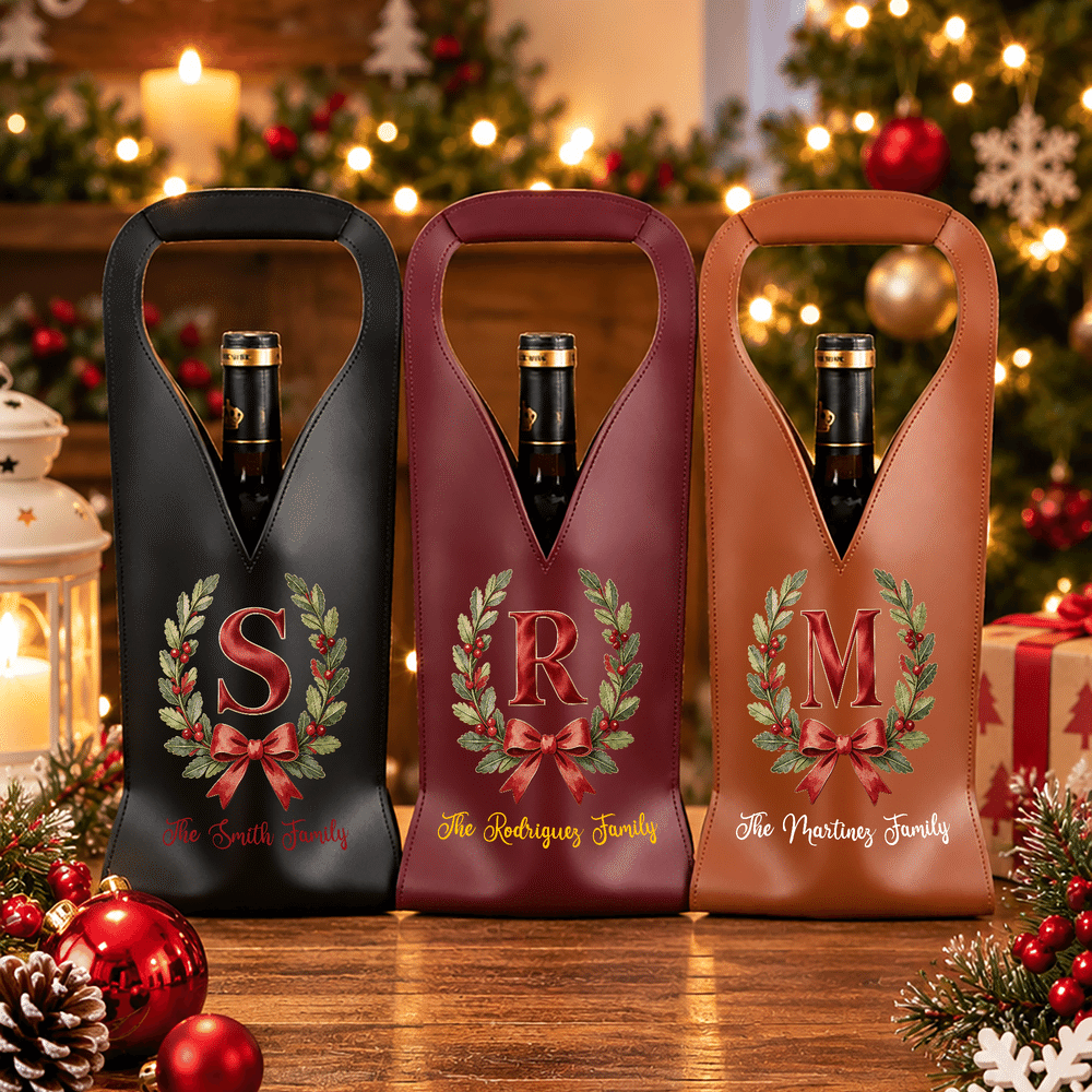 Bolsa protectora para vino personalizada de cuero sintético con inicial, estilo «Red Velvet» y lazo de acebo; regalo navideño con texto para un amante del vino, familiar o amigo 2