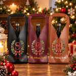 Bolsa protectora para vino personalizada de cuero sintético con inicial, estilo «Red Velvet» y lazo de acebo; regalo navideño con texto para un amante del vino, familiar o amigo 2