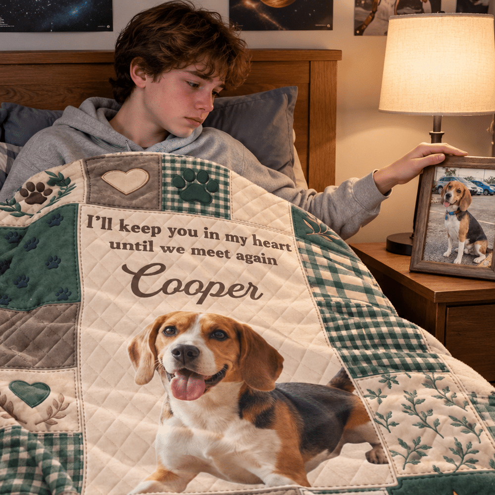Manta suave personalizada con estampado de huellas de mascota, estilo patchwork con efecto colcha, con foto y nombre; regalo conmemorativo de condolencia por la pérdida de una mascota para el dueño 3
