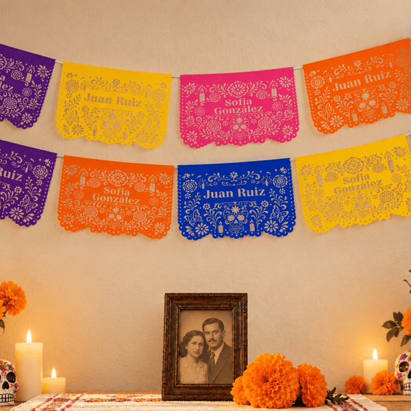 Gepersonaliseerde Mexicaanse suikerschedel-bloemenmotieven: Papel Picado-uitsnijdingen, vlaggen en banners met naam – feestdecoratie voor de Día de los Muertos, cadeau ter nagedachtenis aan een overleden dierbare