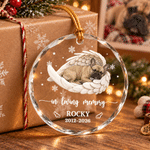 Adorno redondo de cristal personalizado con foto de una mascota durmiendo con alas de ángel, con nombre y año; regalo navideño conmemorativo y de condolencia para propietarios y amantes de mascotas 3