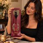 Bolsa protectora para vino personalizada de cuero sintético con inicial, estilo «Red Velvet» y lazo de acebo; regalo navideño con texto para un amante del vino, familiar o amigo 3