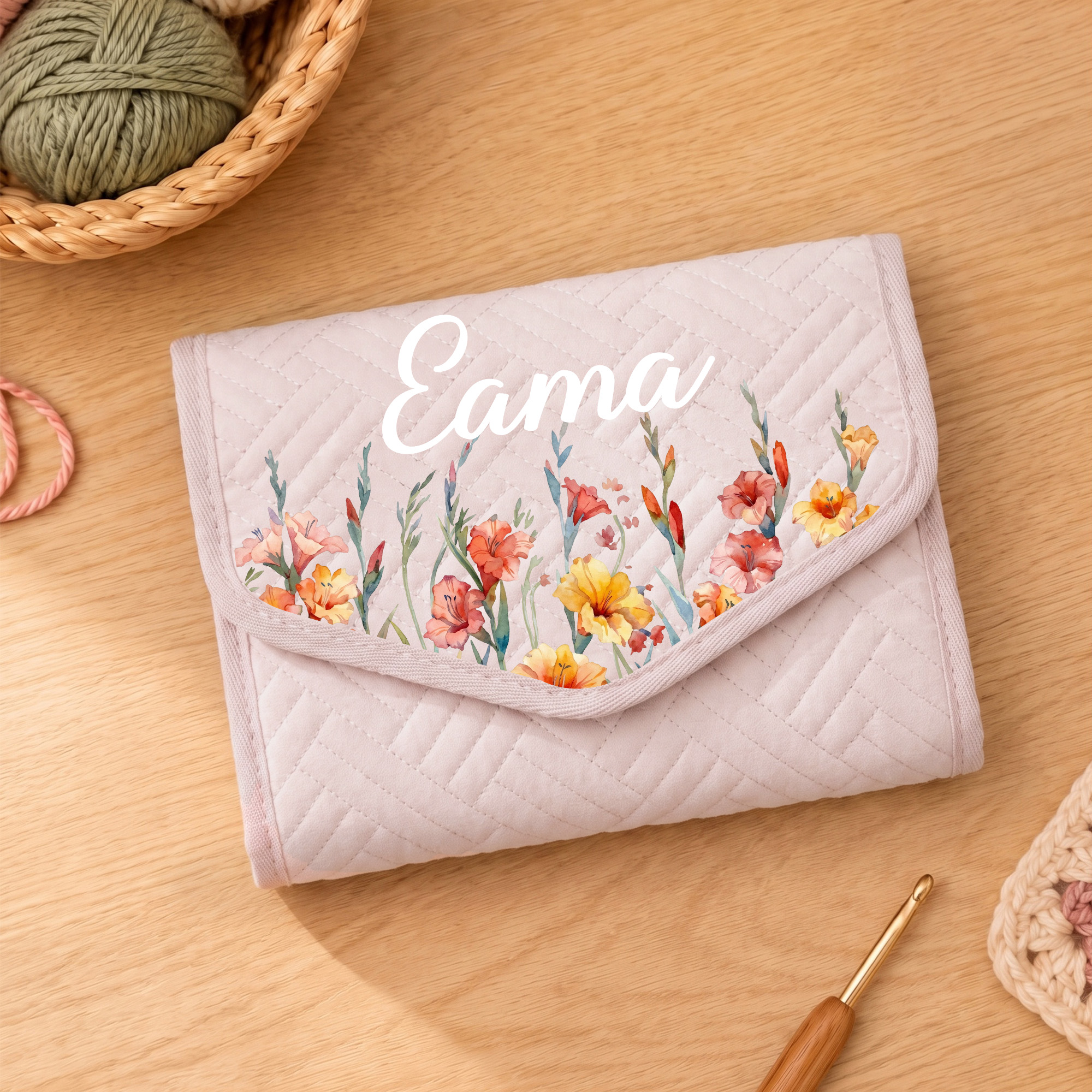 Personalisierter Häkelnadelhalter mit Geburtsblume und Namen – Strickzubehör als Geburtstagsgeschenk für die häkelbegeisterte Mama oder Oma