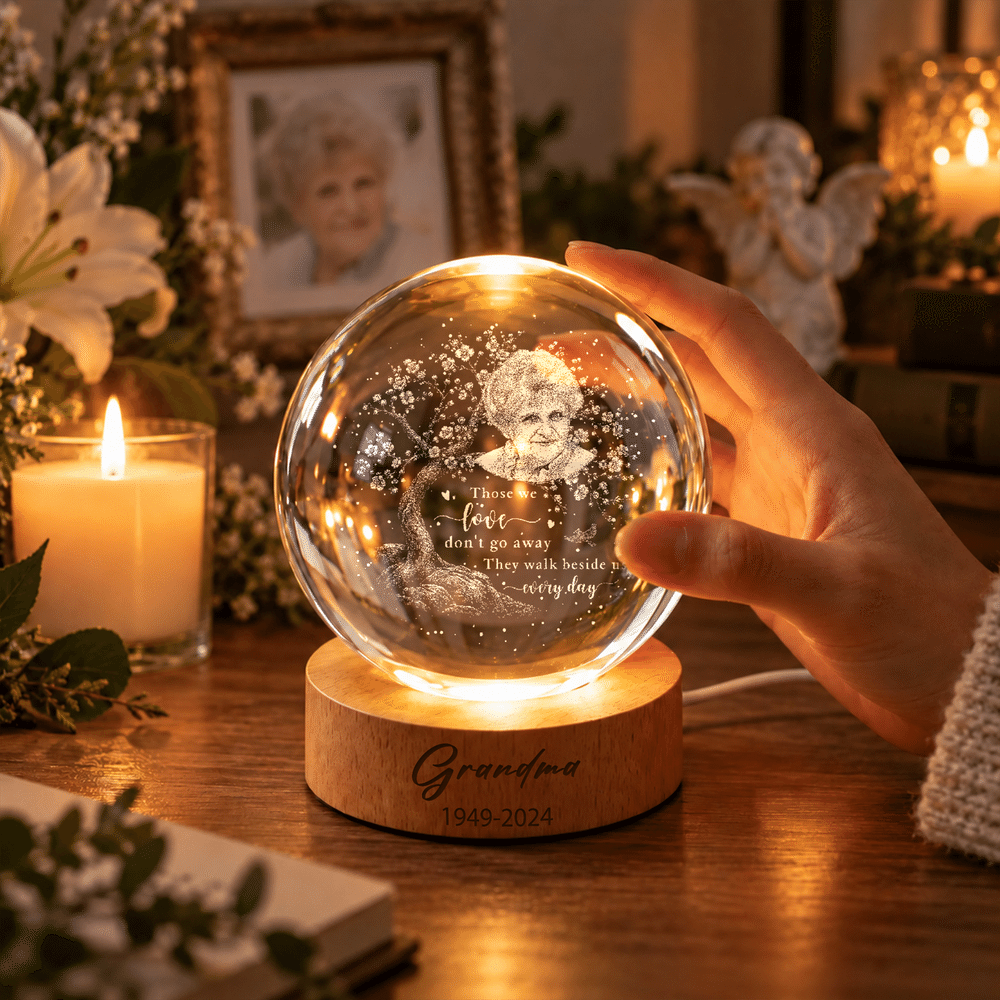 Veilleuse LED ronde en forme de boule de cristal avec photo personnalisée d'un cardinal sur un arbre, prénom, année et socle en bois – Cadeau de condoléances pour la famille, maman et papa 2