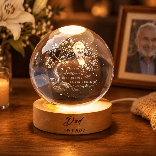 Veilleuse LED ronde en forme de boule de cristal avec photo personnalisée d'un cardinal sur un arbre, prénom, année et socle en bois – Cadeau de condoléances pour la famille, maman et papa