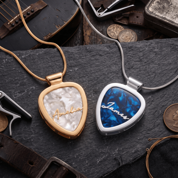 Collar con colgante personalizado y soporte desmontable para púas de guitarra, con texto en la parte posterior con el nombre. Regalo de cumpleaños con 1 púa de guitarra para guitarristas y amantes de la música