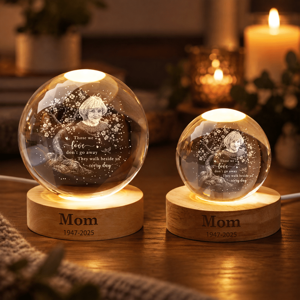 Veilleuse LED ronde en forme de boule de cristal avec photo personnalisée d'un cardinal sur un arbre, prénom, année et socle en bois – Cadeau de condoléances pour la famille, maman et papa 3