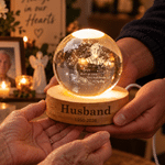 Veilleuse LED ronde en forme de boule de cristal avec photo personnalisée d'un cardinal sur un arbre, prénom, année et socle en bois – Cadeau de condoléances pour la famille, maman et papa 5