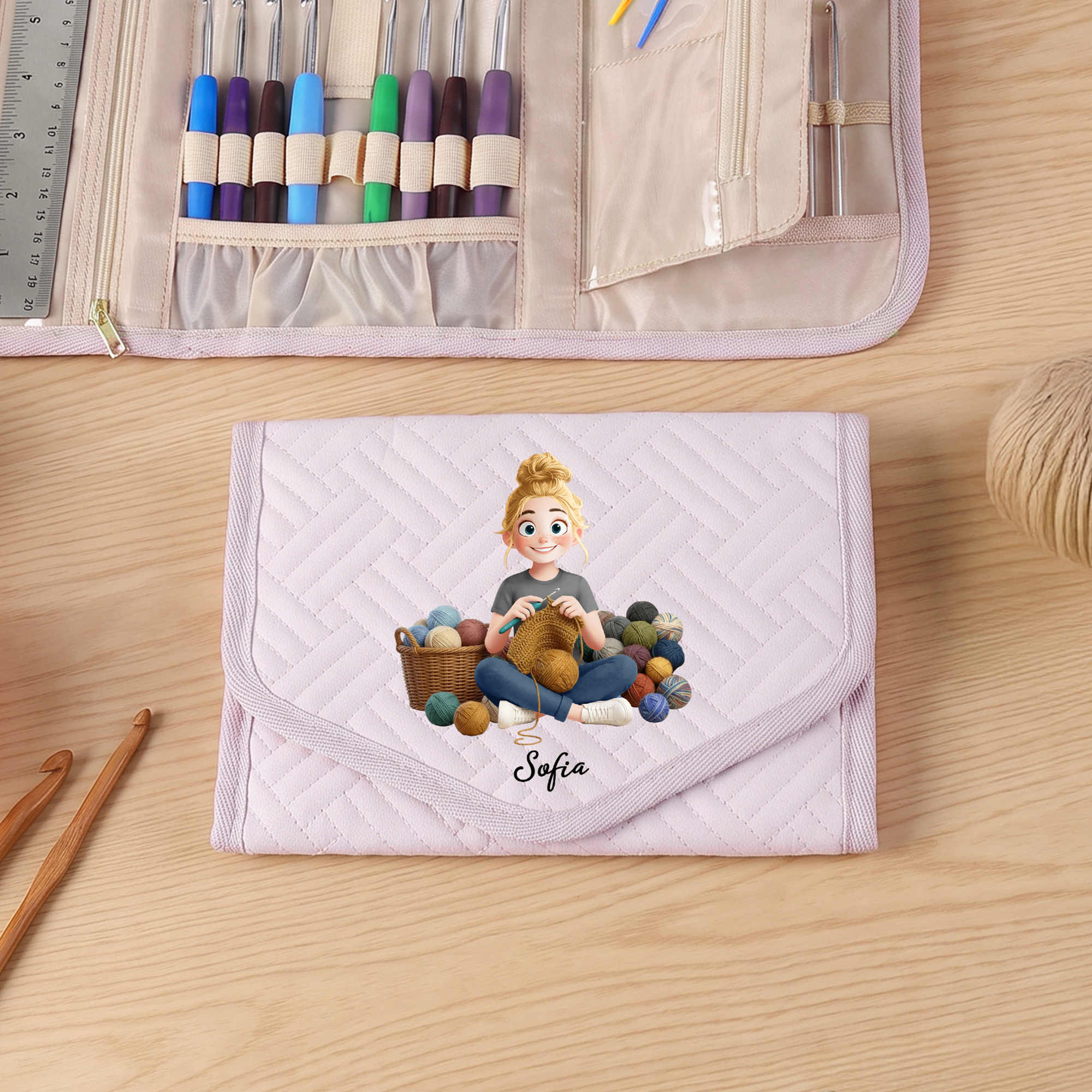 Individuell gestalteter, faltbarer Häkelnadel-Organizer mit gestrickter Comic-Figur und Namenszug – Strickzubehör als Geburtstagsgeschenk für die strickbegeisterte Oma
