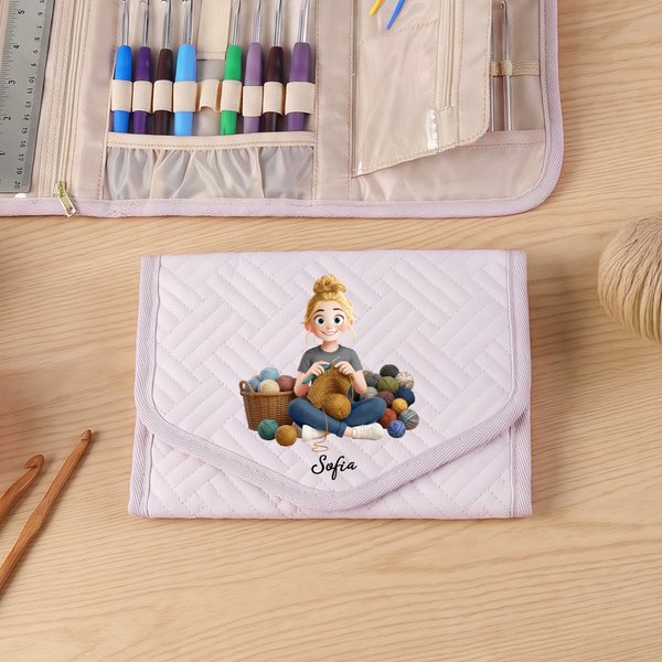 Individuell gestalteter, faltbarer Häkelnadel-Organizer mit gestrickter Comic-Figur und Namenszug – Strickzubehör als Geburtstagsgeschenk für die strickbegeisterte Oma