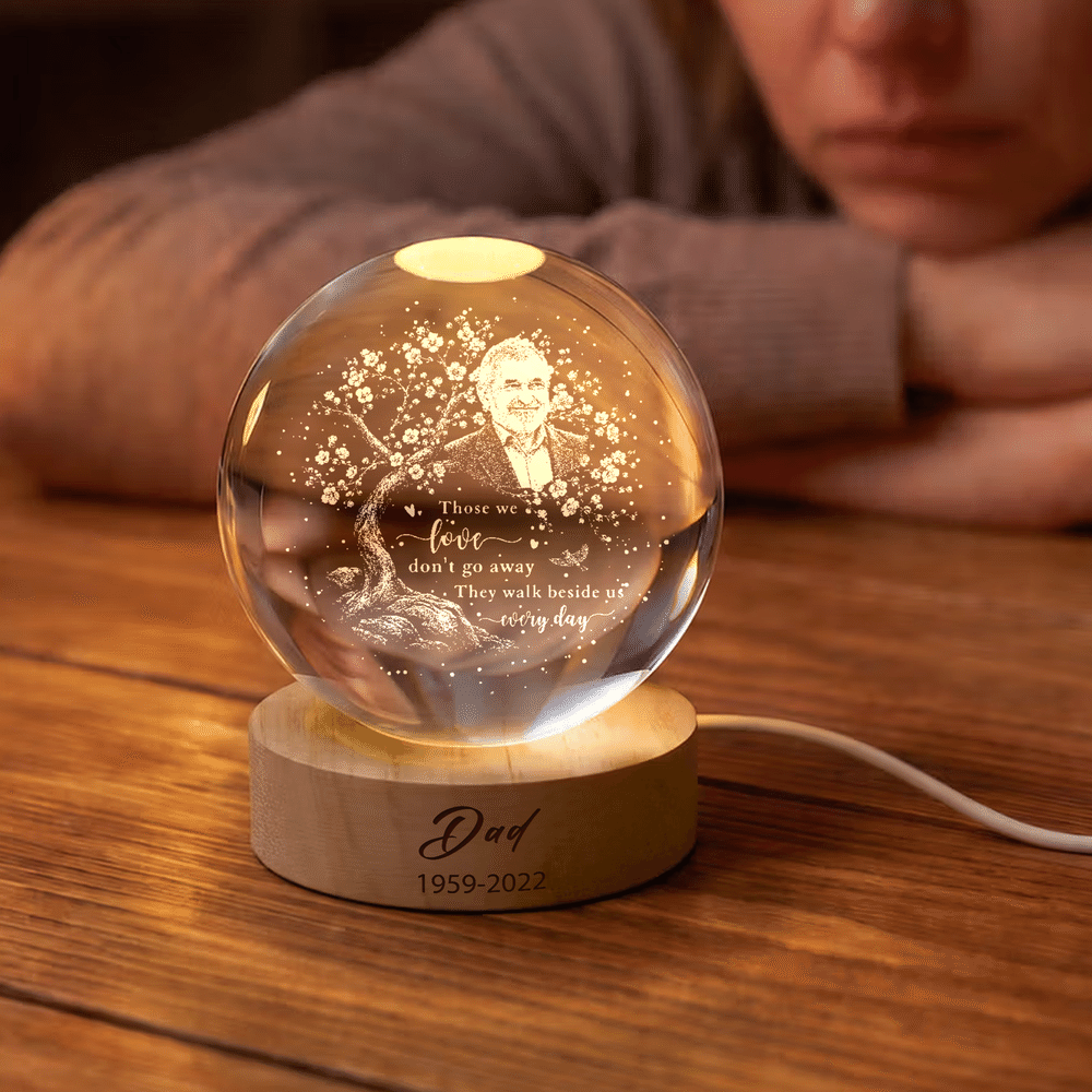Veilleuse LED ronde en forme de boule de cristal avec photo personnalisée d'un cardinal sur un arbre, prénom, année et socle en bois – Cadeau de condoléances pour la famille, maman et papa 4