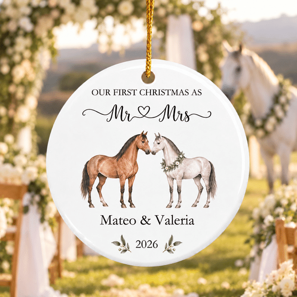 Decorazione natalizia in ceramica personalizzata "Il nostro primo Natale" per coppie, con cavallo, testo e anno - Decorazione per l'albero di Natale, regalo di nozze natalizio per gli sposi novelli