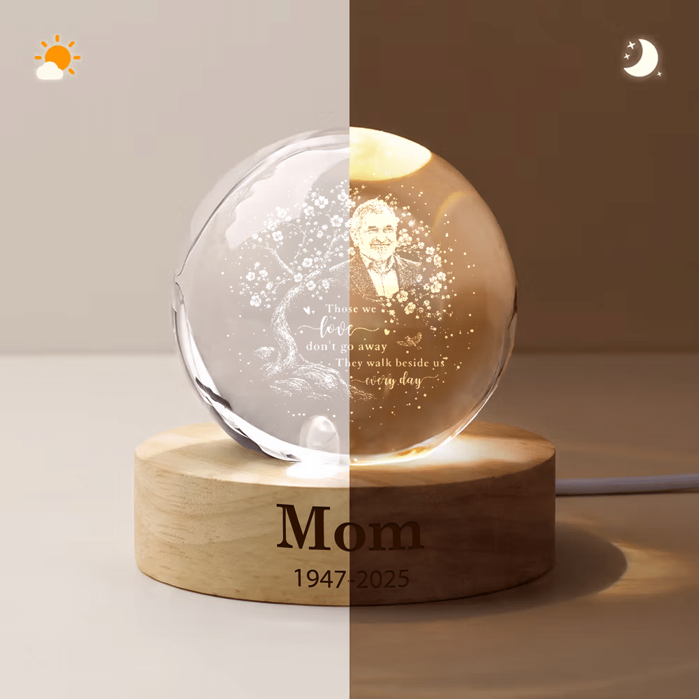 Veilleuse LED ronde en forme de boule de cristal avec photo personnalisée d'un cardinal sur un arbre, prénom, année et socle en bois – Cadeau de condoléances pour la famille, maman et papa 6