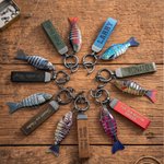 Personalisierter Angelköder & PU-Leder-Schlüsselanhänger | mit Namen oder Text | mehrfarbig | für den Alltag | Geburtstagsgeschenk für Vater Angler 2