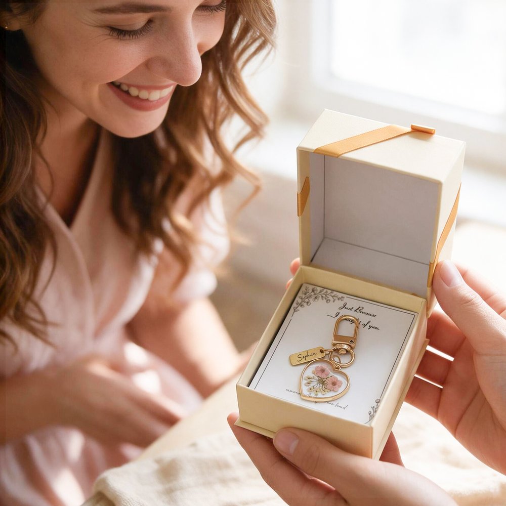 Personalized Elegant Dried Flower Heart Pendant Keychain Card Box Set with Name and Text Christmas Gift for Woman Bestie 3