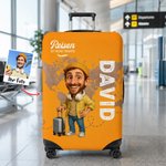 Personalisierte Foto-Karikatur Kofferschutzhülle mit Namen & Lebensmotto | Elastische Kofferhülle für 45–81 cm Höhe | Reise Geschenk für Weltenbummler 1