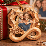 Ornamento in legno personalizzato con foto, a forma di cuore, effetto 3D, con rosa infinita, nome e anno dell'anniversario: regalo di Natale per coppia, coniugi, moglie