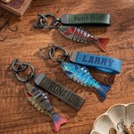 Personalisierter Angelköder & PU-Leder-Schlüsselanhänger | mit Namen oder Text | mehrfarbig | für den Alltag | Geburtstagsgeschenk für Vater Angler 1