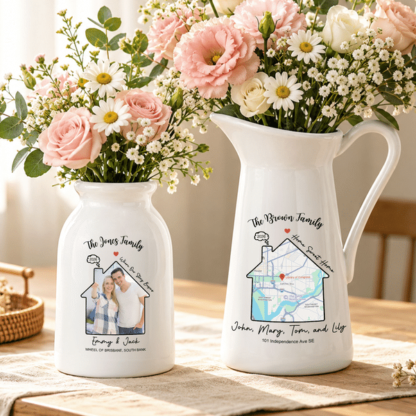 Personalisierte Keramikvase mit „Warm Cabin“-Motiv und Familienfoto, mit Familiennamen, Überschrift und Text – Wohnaccessoire und Einweihungsgeschenk für Familie und Freunde