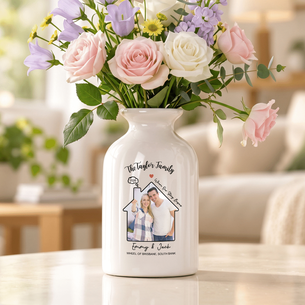 Personalisierte Keramikvase mit „Warm Cabin“-Motiv und Familienfoto, mit Familiennamen, Überschrift und Text – Wohnaccessoire und Einweihungsgeschenk für Familie und Freunde 2