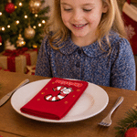 Servilleta roja reutilizable 100 % algodón con temática navideña de Papá Noel y la inicial personalizada, ideal como decoración de mesa o regalo de Navidad para familiares y amigos 4