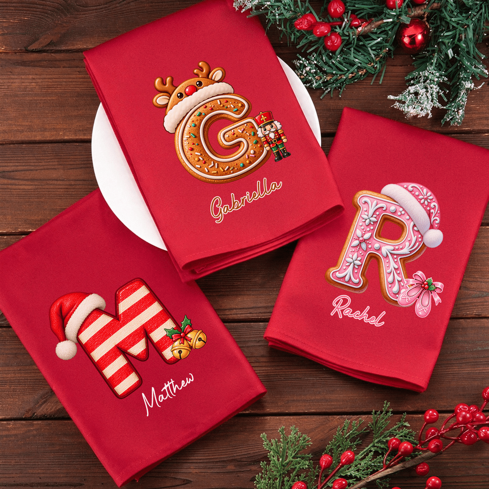Serviette rouge 100 % coton personnalisée avec motif artistique à effet 3D sur le thème de Noël, avec initiale et prénom – Cadeau de Noël pour la famille et les invités 1