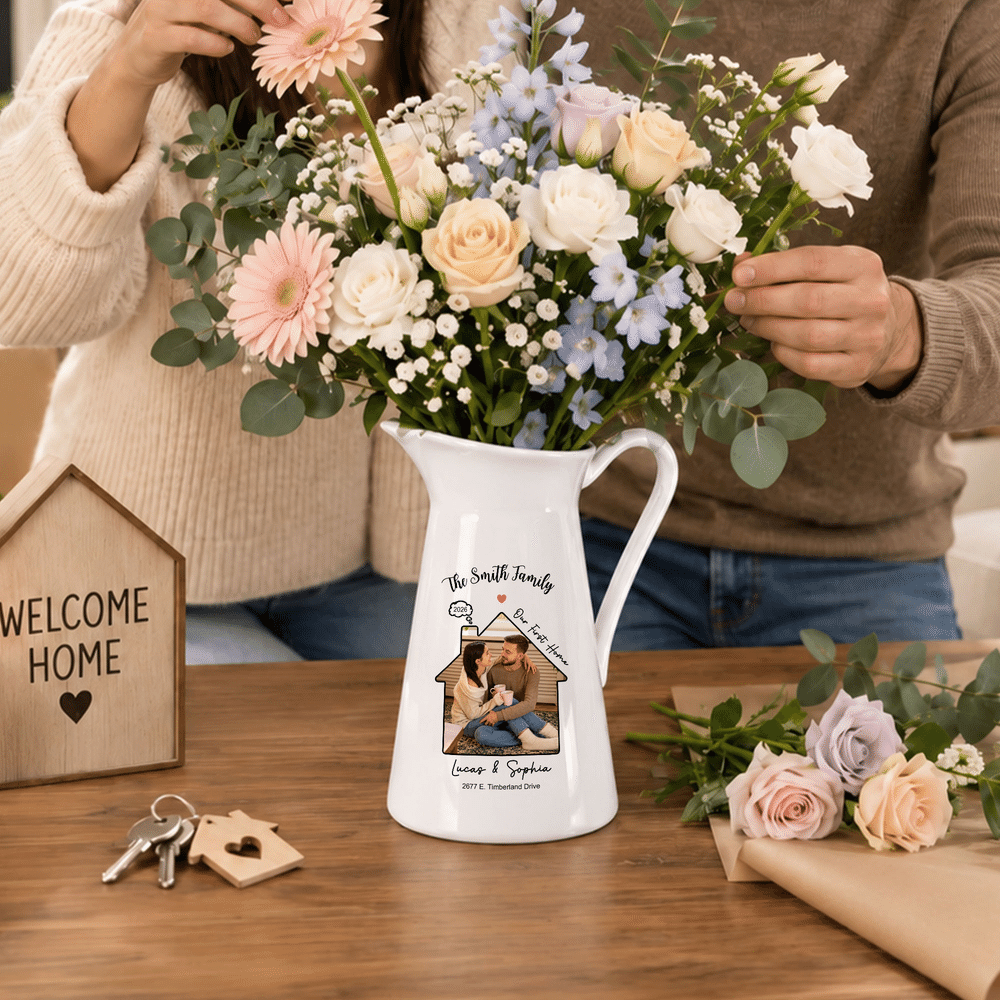 Personalisierte Keramikvase mit „Warm Cabin“-Motiv und Familienfoto, mit Familiennamen, Überschrift und Text – Wohnaccessoire und Einweihungsgeschenk für Familie und Freunde 5