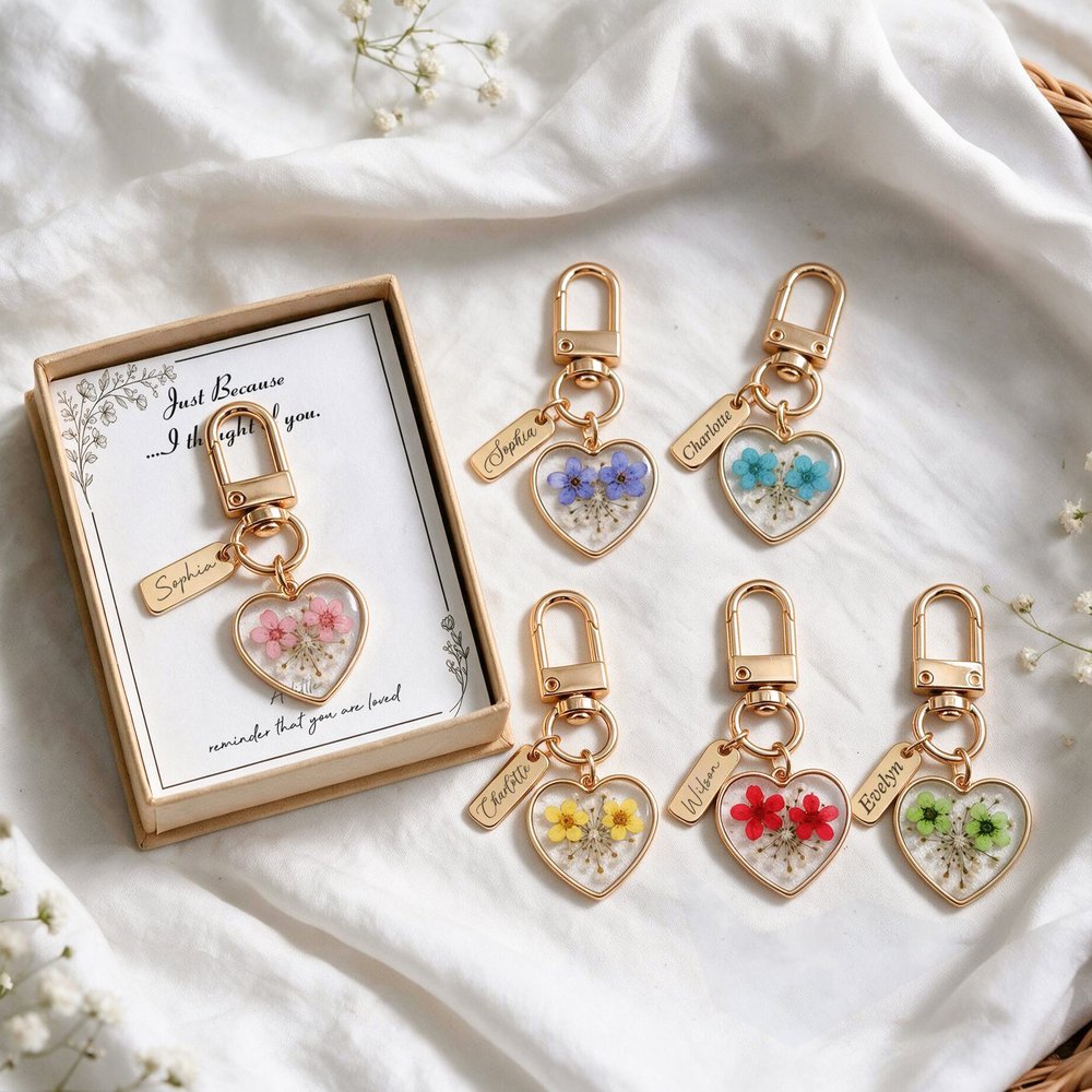 Personalized Elegant Dried Flower Heart Pendant Keychain Card Box Set with Name and Text Christmas Gift for Woman Bestie 2
