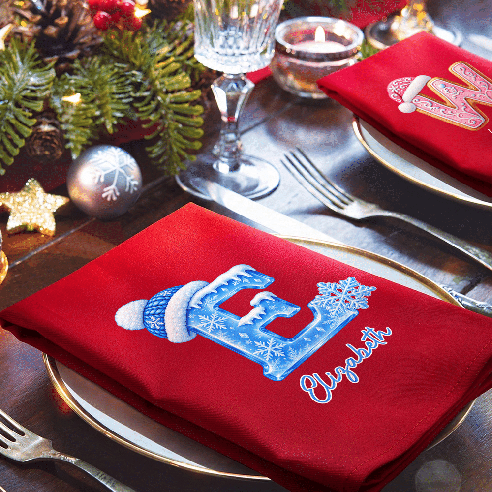 Serviette rouge 100 % coton personnalisée avec motif artistique à effet 3D sur le thème de Noël, avec initiale et prénom – Cadeau de Noël pour la famille et les invités 2