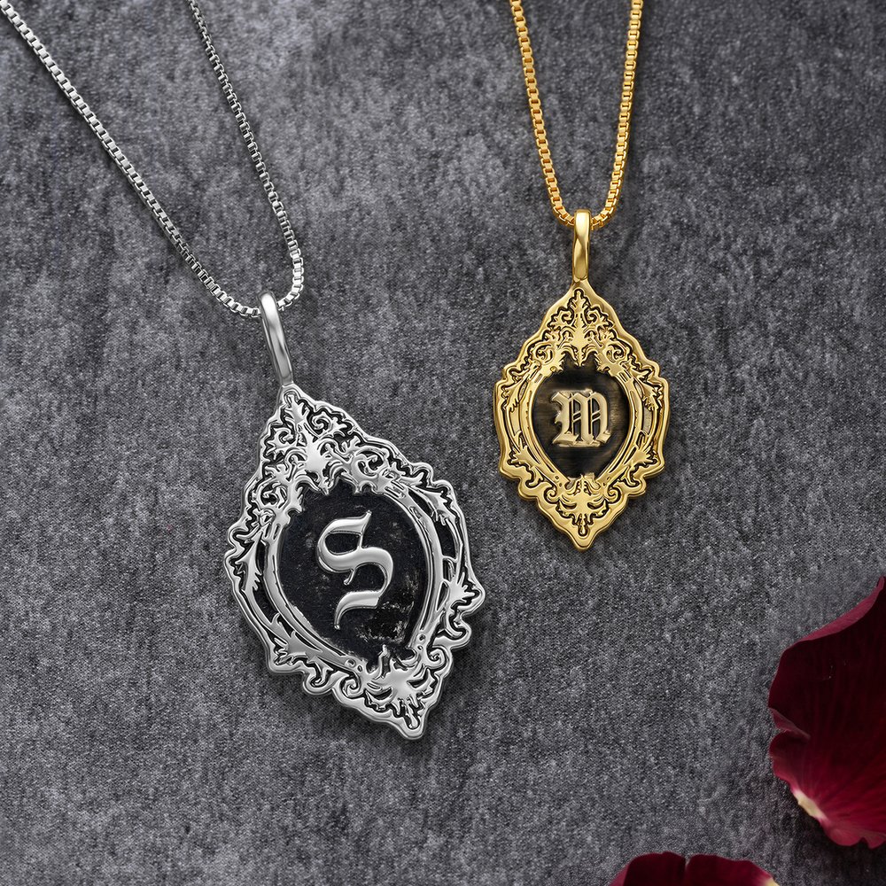 Personalisierte Halskette mit Anhänger in gotischem Vintage-Stil mit Initialen in alter englischer Schrift – Geschenk zum Geburtstag oder zum Jahrestag für Frauen 4