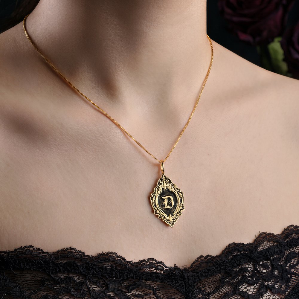Personalisierte Halskette mit Anhänger in gotischem Vintage-Stil mit Initialen in alter englischer Schrift – Geschenk zum Geburtstag oder zum Jahrestag für Frauen 7