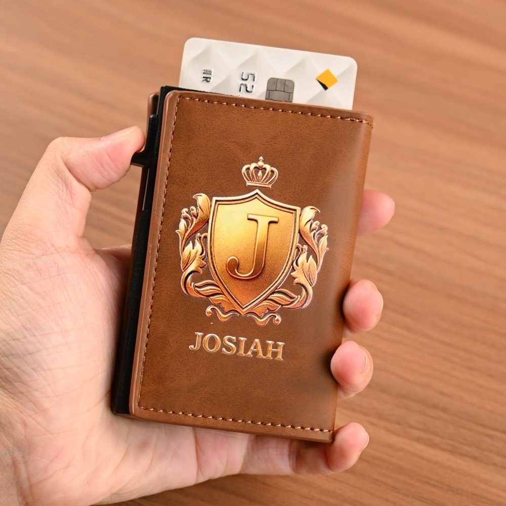Cartera plegable con diseño personalizado con efecto 3D, escudo en forma de corona, de piel sintética (PU) y con protección RFID, con nombre y caja de regalo; ideal como regalo de Navidad o para viajes de negocios para hombre 4