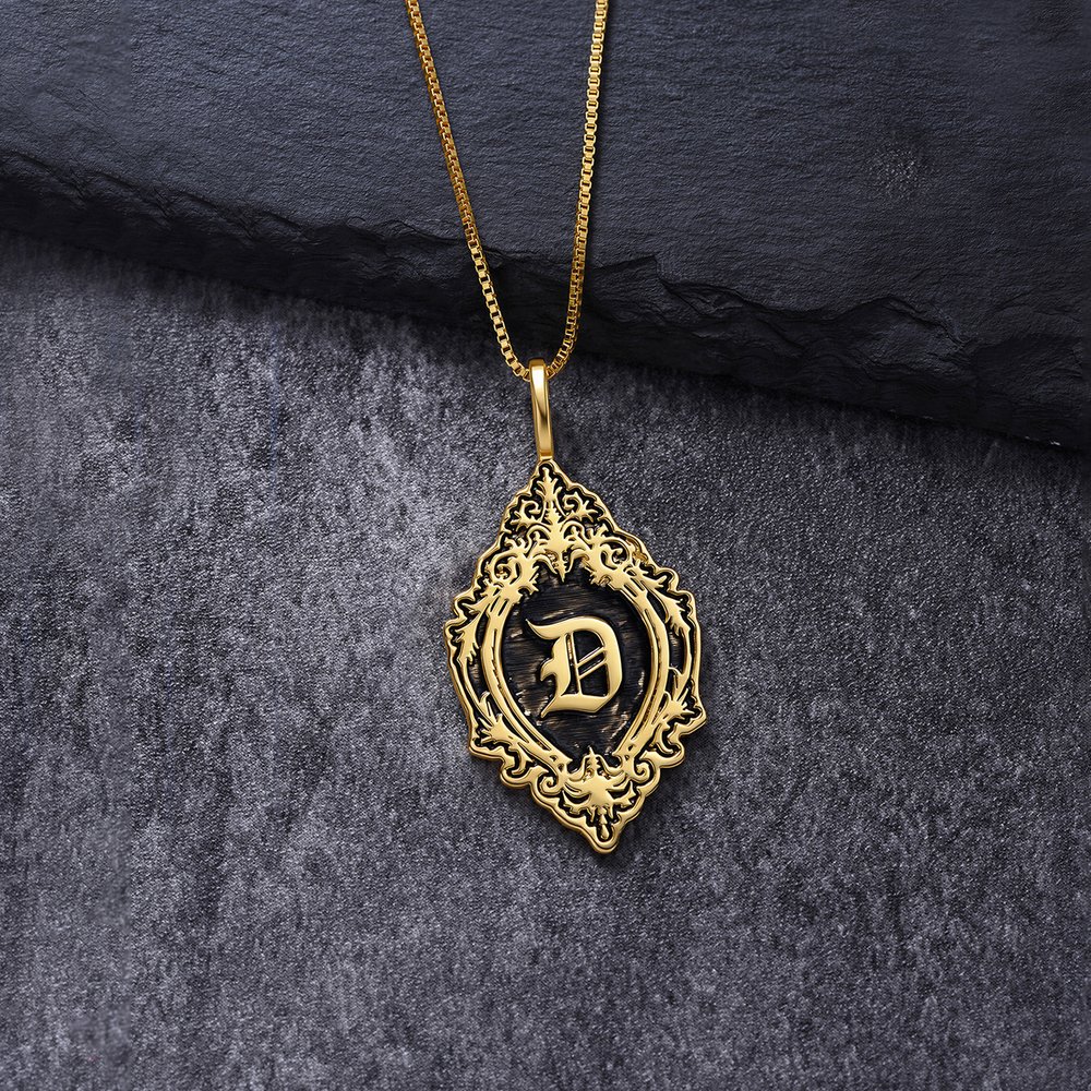 Personalisierte Halskette mit Anhänger in gotischem Vintage-Stil mit Initialen in alter englischer Schrift – Geschenk zum Geburtstag oder zum Jahrestag für Frauen 3