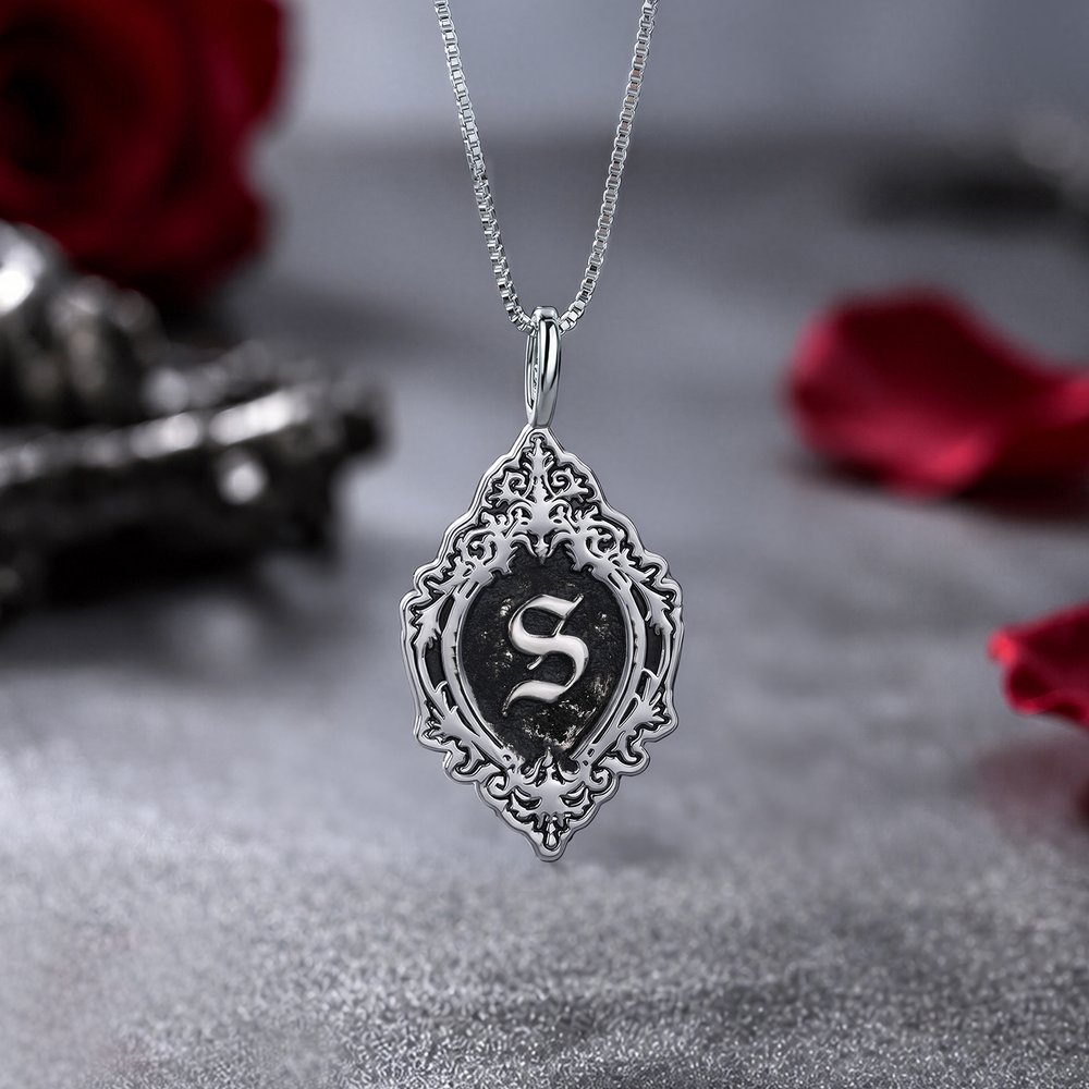 Personalisierte Halskette mit Anhänger in gotischem Vintage-Stil mit Initialen in alter englischer Schrift – Geschenk zum Geburtstag oder zum Jahrestag für Frauen 2