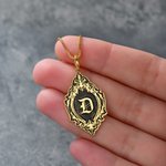 Personalisierte Halskette mit Anhänger in gotischem Vintage-Stil mit Initialen in alter englischer Schrift – Geschenk zum Geburtstag oder zum Jahrestag für Frauen 5