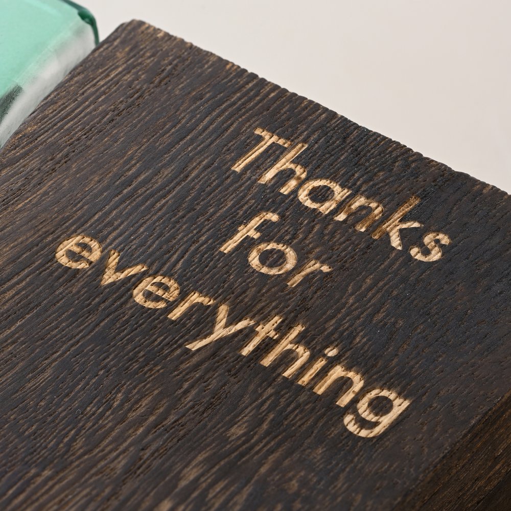 Gepersonaliseerde, artistieke vaas van groen, golvend glas met houtnerfmotief en gegraveerde naam – woondecoratie, cadeau voor een jubileum of verjaardag voor mama of oma 4