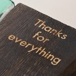 Gepersonaliseerde, artistieke vaas van groen, golvend glas met houtnerfmotief en gegraveerde naam – woondecoratie, cadeau voor een jubileum of verjaardag voor mama of oma 4