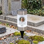 Lampe solaire de jardin personnalisée avec nom et date - Cadeau commémoratif pour la famille 1