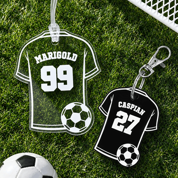 Individuell gestaltetes Set aus mehrfarbigem Fußballtrikot-Acryl-Schlüsselanhänger und Kofferanhänger mit Namen und Nummer – Geburtstags- und Weihnachtsgeschenk für Fußballspieler und Trainer