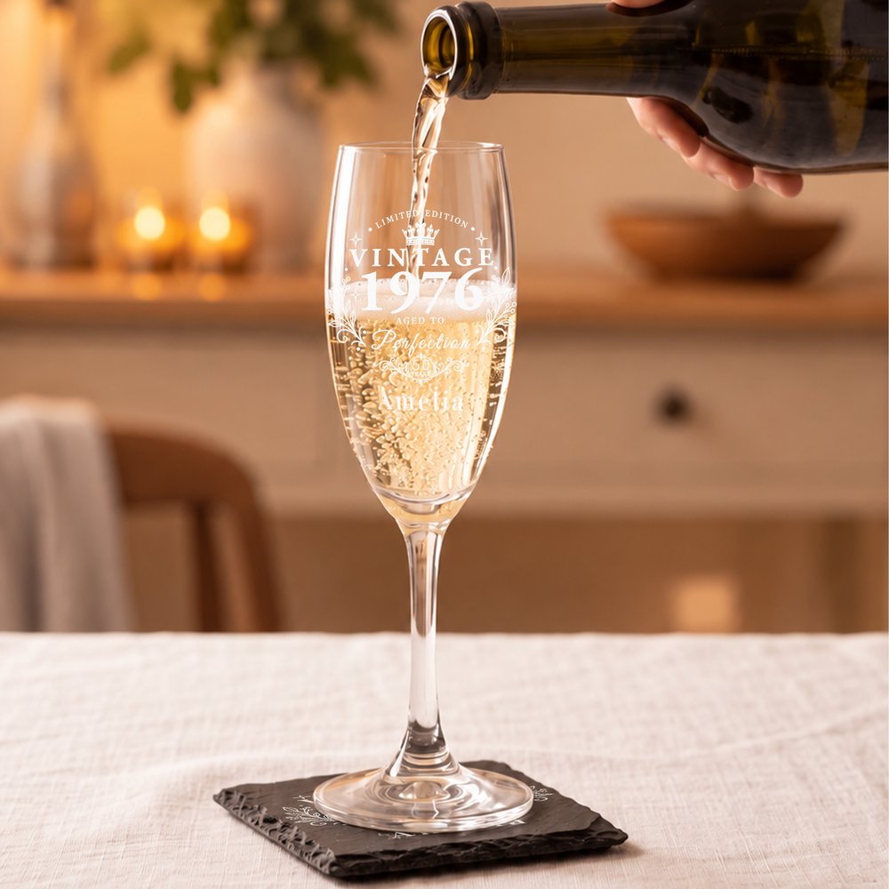 Personalisiertes Champagnerglas im Vintage-Stil mit Jahr, Namen und Alter sowie Untersetzer – Geburtstags-, Jubiläums- und Weihnachtsgeschenk für Frauen, Schwestern, Mütter und Großmütter 6
