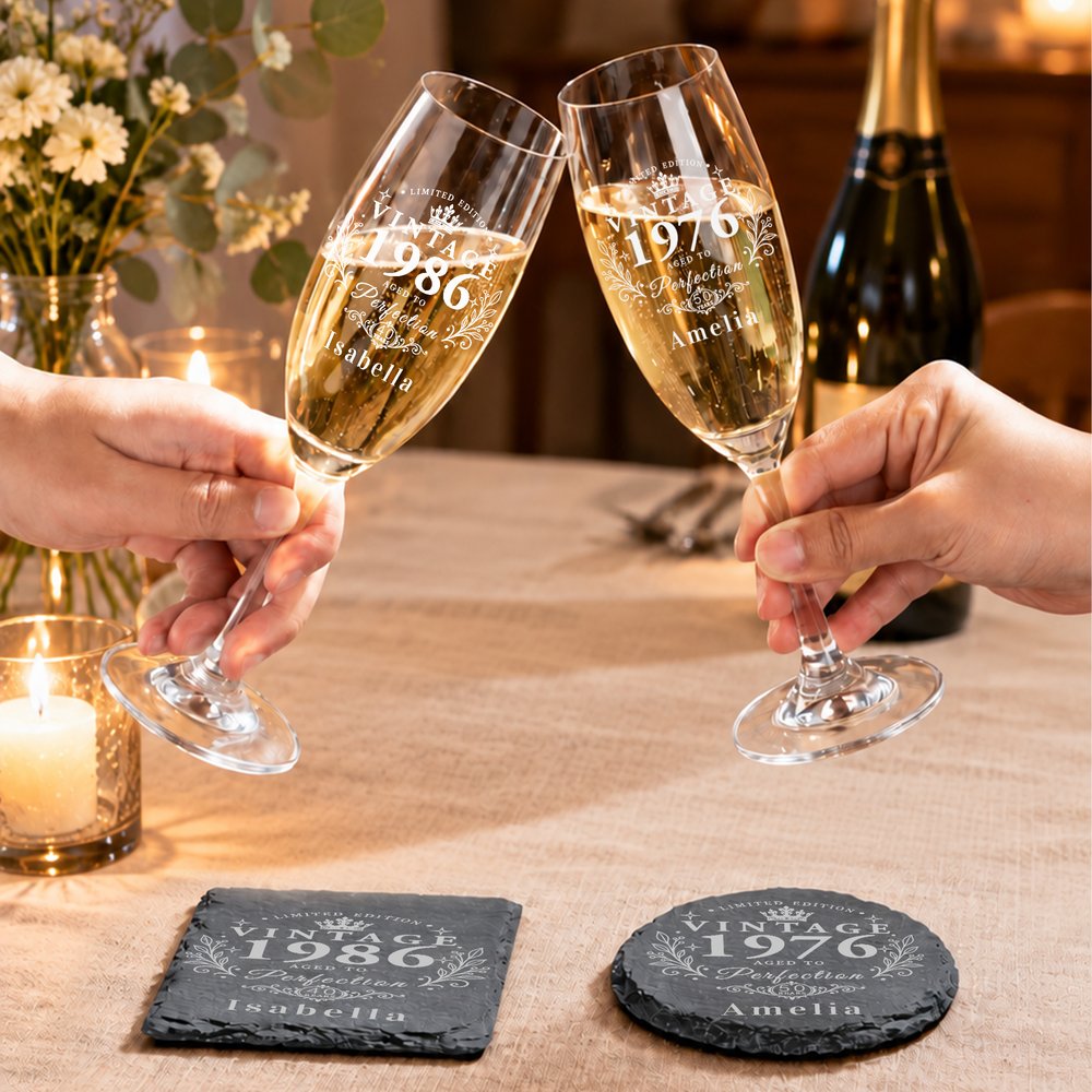 Personalisiertes Champagnerglas im Vintage-Stil mit Jahr, Namen und Alter sowie Untersetzer – Geburtstags-, Jubiläums- und Weihnachtsgeschenk für Frauen, Schwestern, Mütter und Großmütter 4