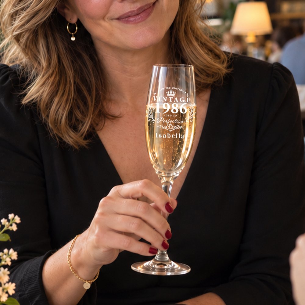 Personalisiertes Champagnerglas im Vintage-Stil mit Jahr, Namen und Alter sowie Untersetzer – Geburtstags-, Jubiläums- und Weihnachtsgeschenk für Frauen, Schwestern, Mütter und Großmütter 5