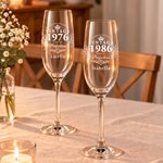 Personalisiertes Champagnerglas im Vintage-Stil mit Jahr, Namen und Alter sowie Untersetzer – Geburtstags-, Jubiläums- und Weihnachtsgeschenk für Frauen, Schwestern, Mütter und Großmütter 1