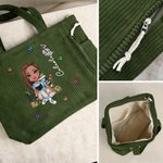 Borsa tote in velluto a coste personalizzata, con fiore di nascita, personaggio che legge e nome - Regalo di compleanno per amanti di libri