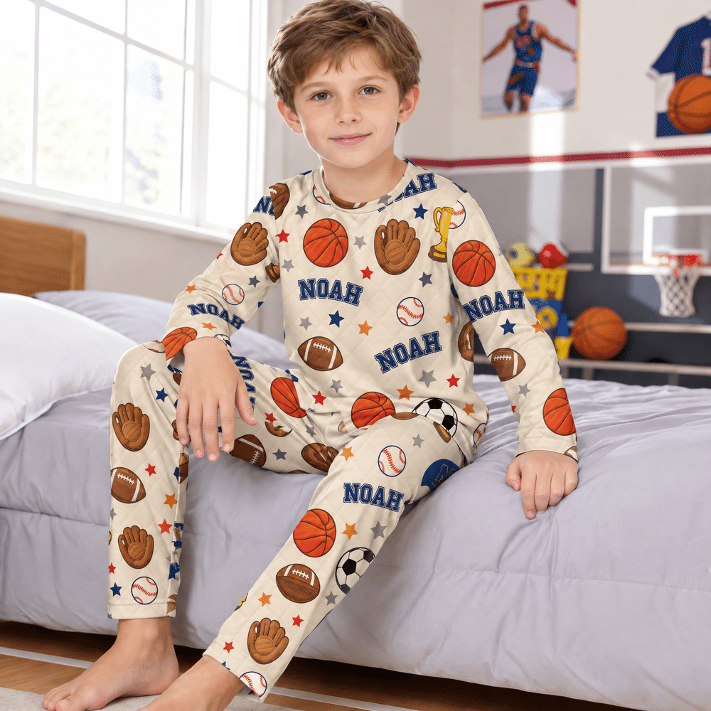 Conjunto de pijama infantil personalizado con diseño de pelotas deportivas y estilo acolchado, con nombre; regalo de cumpleaños y Navidad para niños 2