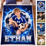 Gepersonaliseerde zachte deken met stoer voetbalthema foto van een jongen naam en rugnummer verjaardagscadeau voor jonge voetbalfans en voetballers 7