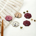 Gepersonaliseerde bloemenlabels van PU-leer, set van 10 met pictogram en tekst – DIY-labels voor brei- en haakwerk – Verjaardagscadeau voor naailiefhebbers en breiers 7